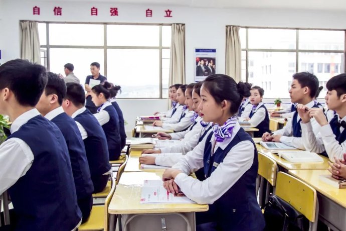 初中毕业高中毕业可不可以读高铁动车乘务专业