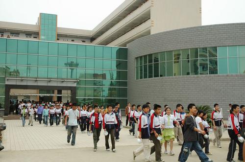 初中生读电子信息工程技术专业吗就业如何