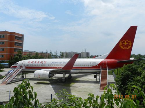 成都航空学校一年学费是多少?