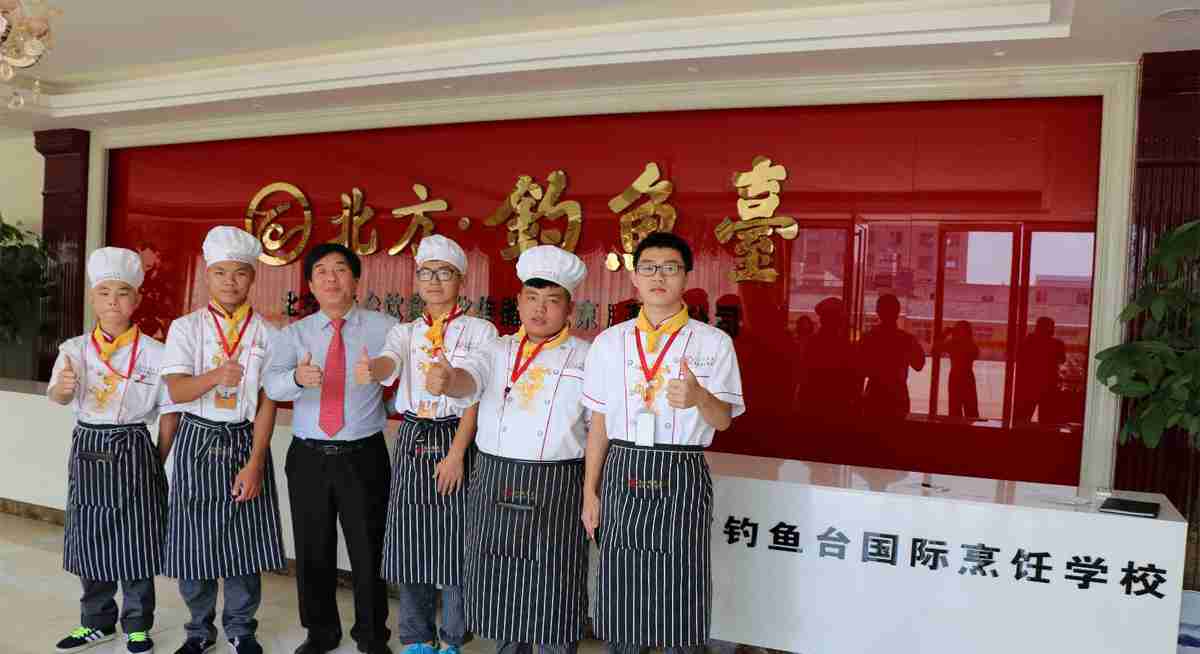 学生和老师合影