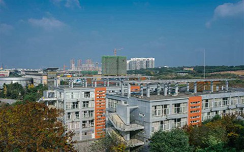 东风汽车公司高级技工学校模具钳工专业怎么样？专业好不好就业？