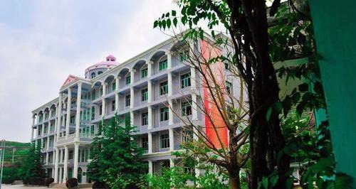 重庆市立信职业高级中学2022年报名一年多少学费