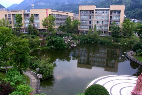 2022年阿坝师范学院五年制大专学校学费是多少