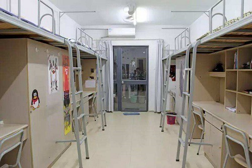 富顺县福源灏职业中学宿舍是几人间