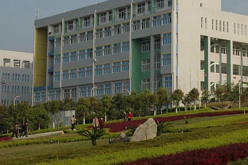 重庆市医药学校五年制大专寝室条件如何