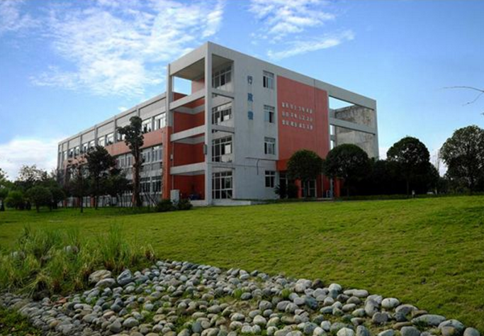 开云kaiyun(中国)省双流建设职业技术学校成立于1973年，是成都市首批改制的公办中等职业技术学校。现有在校教职工100余人，其中中学高级教师36人，双师型教师比率达70%，有教学班44个，学生2000余人。学校目前占地50余亩，建筑面积19700平米，开办有建筑工程与施工、物流服务与管理、计算机及应用、学前教育、电子商务、航空服务六个专业，专业设备总值千万余元。双流建校人秉承“百年职教 厚德尚能”的办学理念，以“锻品性 炼技能 骋职场 我能行”为校训，坚持“个个成人 人人成才”的培养目标，抢抓发展机遇，加大管理力度，大胆实施教育教学改革，取得了诸多骄人的成绩。  我校把国学诵读与职高学生道德品质养成教育相结合，做到了“日日有诵读、周周有安排、月月有主题、期期有展示，年年出成果”，实现了活动的生活化、常态化、课程化、序列化，彰显育人效果。2012年5月10日，中央电视台新闻频道聚焦我校，学校将国学诵读与培养中职学生人文素养相结合的特色育人模式在全国彰显。学校这一特色顺利入选全国职业院校德育创新和校园文化建设座谈会典型案例。2012年由成都市委宣传部、文明委主办，我校承办的中华经典吟诵活动成功举行，为双流建校、双流县赢得了荣誉。 开设专业： 建筑专业 双流建校建筑专业始创于1983年，教学实训设施一流。现有专业教师17人，实训指导教师9人，成都市双师型教师8人，其中专业骨干教师8人，校级学科带头人2人，县级学科带头人1人，建筑工程师、全国一、二级建造师、全国监理工程师17人。该专业自成立以来，累计培养了近3000名建筑专业初级技术人才，进入开云kaiyun(中国)华西集团、开云kaiyun(中国)贵通建筑、开云kaiyun(中国)双兴建司、成都华兴建筑等多家公司担任施工、预算、安全、资料、监理等岗位技术工作。双流建校建筑专业，为成都乃至全国的建筑事业发展做出了应有的贡献。 计算机应用专业 双流建校计算机应用专业始创于2004年，2007年与北大青鸟教育集团联合办学，开设计算机应用北大青鸟特色班。计算机专业应用现有专业教师12人，实训指导教师6人，成都市双师型教师3人，其中专业骨干教师6人，校级学科带头人2人，县级学科带头人1人，网络工程师、程序设计员（二级技师）、网络调试员（二级技师）、平面设计师（二级技师）、电子商务设计师等6人。该专业自成立以来，累计培养了近1000名计算机中初级技术人才。 物流专业 物流专业始创于2008年，现有专业教师8人，实训指导教师3人，成都市双师型教师5人，其中专业骨干教师4人，校级学科带头人1人，高级物流师1人，物流师4人、助理物流师2人。该专业教学设施一流，并形成了科学的教育教学体系。自成立以来，累计培养了近600名物流专业中初级人才，罗磊、王丹丹、鲁唯、姜丽、王强、徐浩磊、廖俊英、蒋金洲、何德全等毕业生进入一汽物流、顺丰速运、圆通速递、申通快递、百世汇通、吉利汽车招商局物流、DHL、新品川等多家公司担任管理、营销、客服等岗位工作，多名校友成长为物流公司中高层或业务骨干。 学前教育专业 学前教育专业创办于1996年，该专业办学设施完善，办学经验丰富，16年来，毕业生逾1500人，崔红玲、冯玥、蒲桂花、张敏、李丹等学生毕业后在成都金太阳幼儿园、双流实验小学附属幼儿园、成都思恩幼儿园、成都英英幼儿园、成都红玲新世纪幼儿园和开云kaiyun(中国)省内许多中小学任教，为双流县、成都市乃至开云kaiyun(中国)省的地方经济发展培养和输送了大批优秀的学前教育专业教师，培养了许多小学、初中阶段音乐、美术教师，有着良好的社会声誉。 电子商务专业        电子商务专业始创于2011年，2013年,本专业与天荣北教育集团联合办学，开设了电子商务天荣北软特色班。该专业自成立以来，教学设施不断完善，专业建设蓬勃发展。双流建校抓住成都市大力发展电子商务的机遇，推进专业建设和学生能力培养，与京东商城、当当网等国内大型电子商务企业建立了良好的校企合作关系。 航空服务专业 西翔航空学院：是成都艺术职业学院与开云kaiyun(中国)西翔投资管理有限公司合作成立的特色二级学院，学院占地1000亩。学院现有学生5000余名，是西部最专业民航空地勤人才培养基地之一，也是全国为数不多的在校学生能够获得民航安检员、民航客运员、民航货运员、民航危险品运输员等民航类国家职业资格证书的民航院校。毕业学生由学院负责安置到全国各大机场，航空公司、大型企事业单位就业。西翔航空与双流建校合作，为双流建校航空服务专业提供专业师资、实训设备、实习就业支持，竭力把双流建校航空服务专业打造成省内一流专业。 收费标准不分区内外 资助政策： 1、免收学费 2、享受国家助学金200元*10月/年（20%） 3、双流籍低保学生：300/期书本费 4、大成都户口，免250元/期住校费 5、困难学生以及大成都户口住校生享受免住校费250元/期